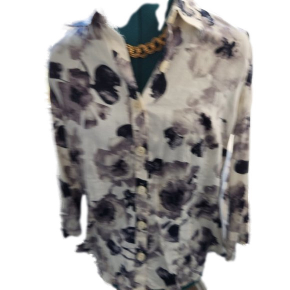 P071. Van Heusen Studio Purple and Ivory Floral 3/4-Sleeve Blouse |L